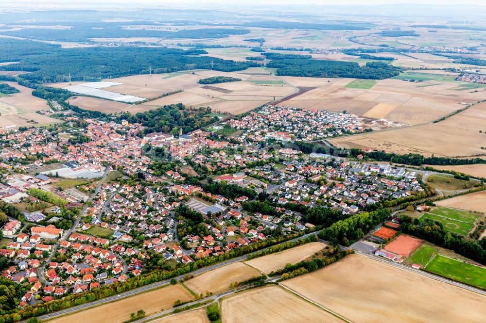 Wiesentheid aus der Vogelperspektive: Ortsansicht am Rande von landwirtschaftlichen Feldern in Wiesentheid im Bundesland Bayern, Deutschland