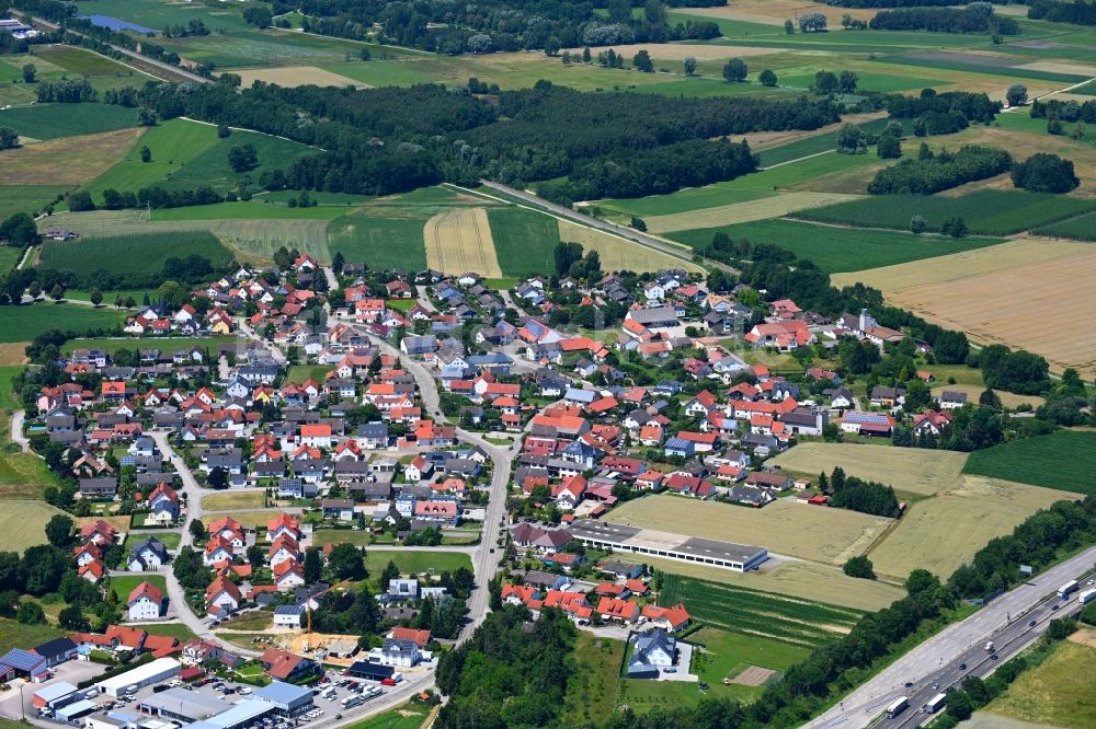 Winden a.Aign von oben - Ortsansicht am Rande von landwirtschaftlichen Feldern in Winden a.Aign im Bundesland Bayern, Deutschland