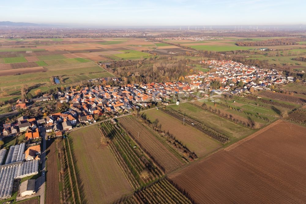Winden aus der Vogelperspektive: Ortsansicht am Rande von landwirtschaftlichen Feldern in Winden im Bundesland Rheinland-Pfalz, Deutschland