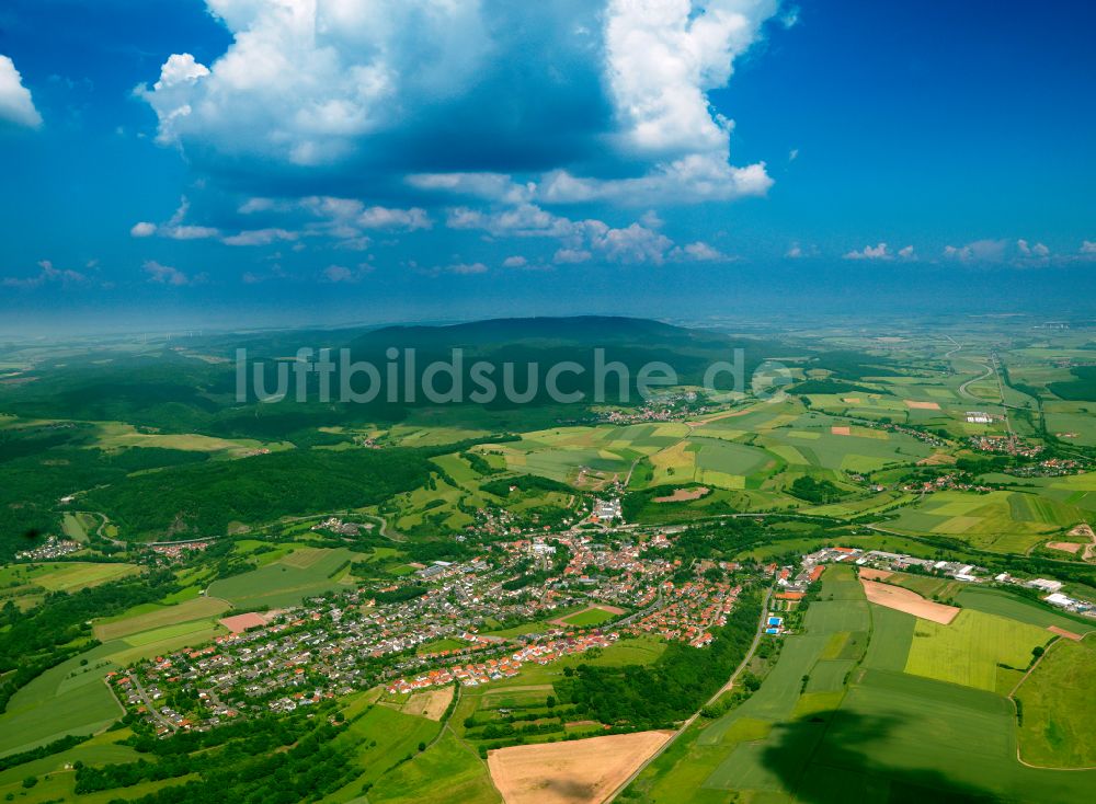 Winnweiler aus der Vogelperspektive: Ortsansicht am Rande von landwirtschaftlichen Feldern in Winnweiler im Bundesland Rheinland-Pfalz, Deutschland