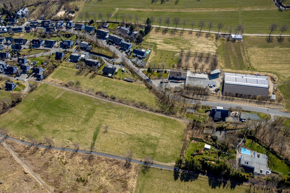 Luftbild Schmallenberg - Ortsansicht am Rande von landwirtschaftlichen Feldern mit Wohngebiet Am Wilzenberg - Schulstraße in Schmallenberg im Bundesland Nordrhein-Westfalen, Deutschland