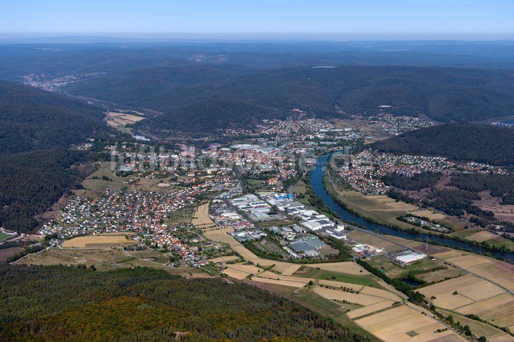 Luftaufnahme Wombach - Ortsansicht am Rande von landwirtschaftlichen Feldern in Wombach im Bundesland Bayern, Deutschland