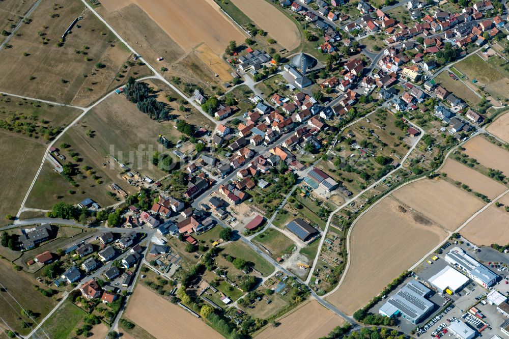 Wombach aus der Vogelperspektive: Ortsansicht am Rande von landwirtschaftlichen Feldern in Wombach im Bundesland Bayern, Deutschland