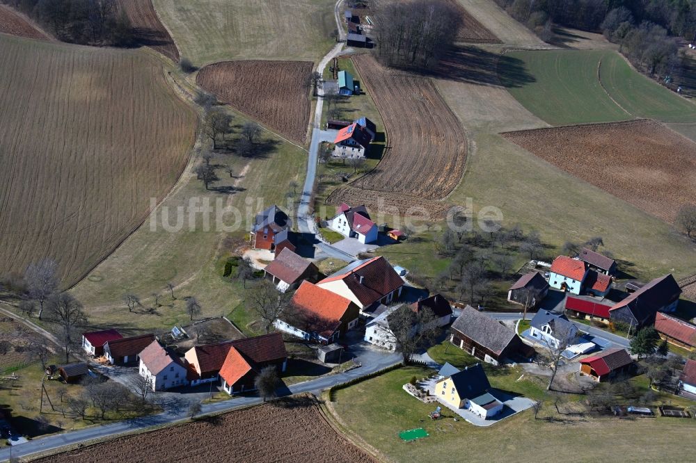 Luftaufnahme Zauppenberg - Ortsansicht am Rande von landwirtschaftlichen Feldern in Zauppenberg im Bundesland Bayern, Deutschland