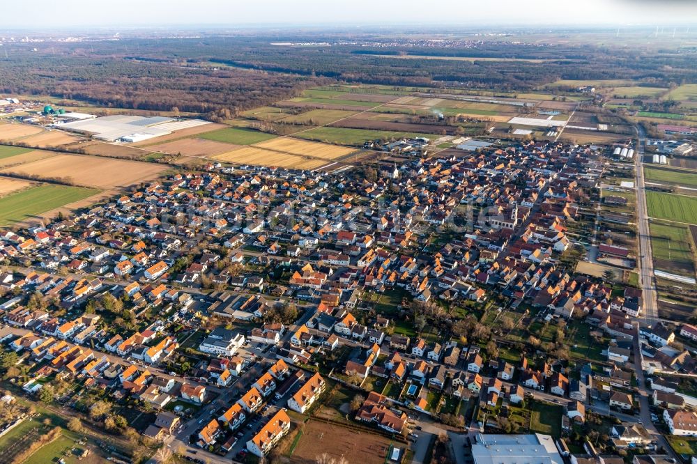 Zeiskam aus der Vogelperspektive: Ortsansicht am Rande von landwirtschaftlichen Feldern in Zeiskam im Bundesland Rheinland-Pfalz, Deutschland