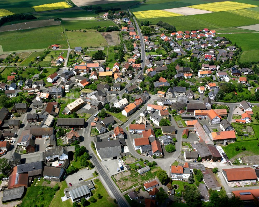 Luftaufnahme Zell - Ortsansicht am Rande von landwirtschaftlichen Feldern in Zell im Bundesland Hessen, Deutschland