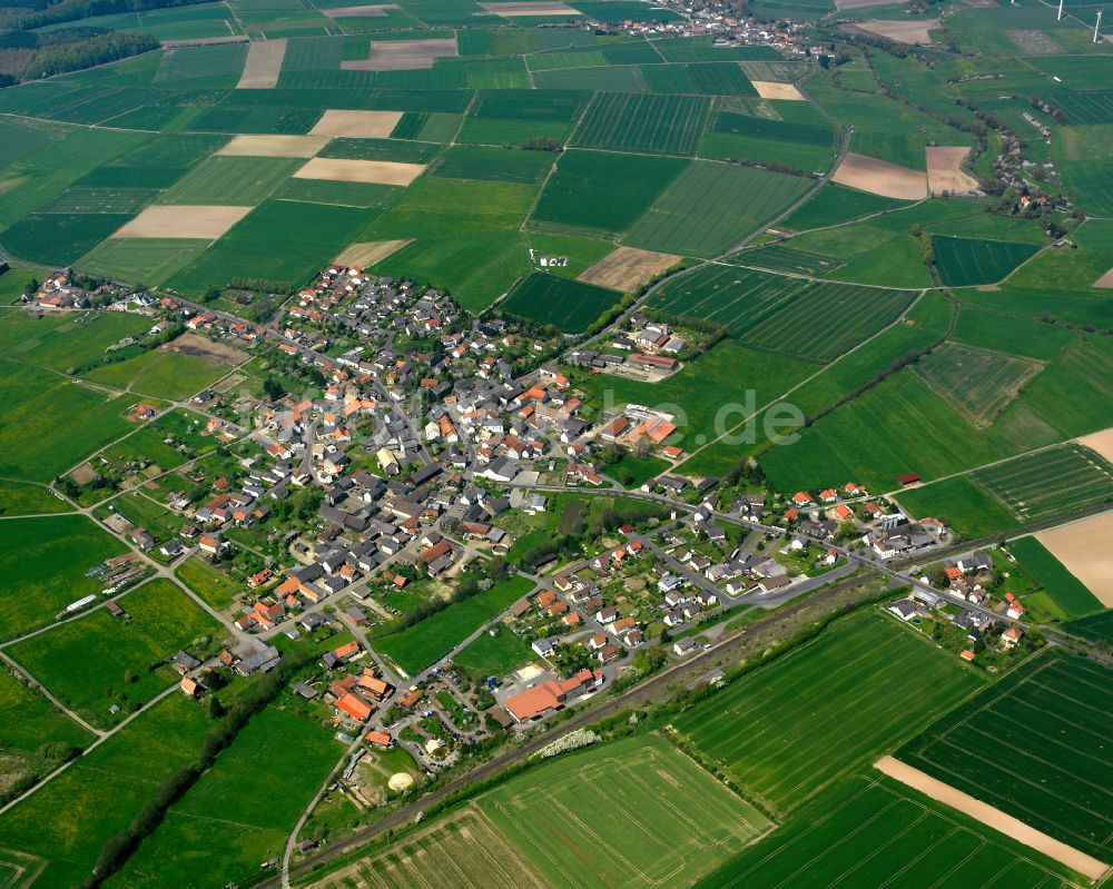 Zell aus der Vogelperspektive: Ortsansicht am Rande von landwirtschaftlichen Feldern in Zell im Bundesland Hessen, Deutschland