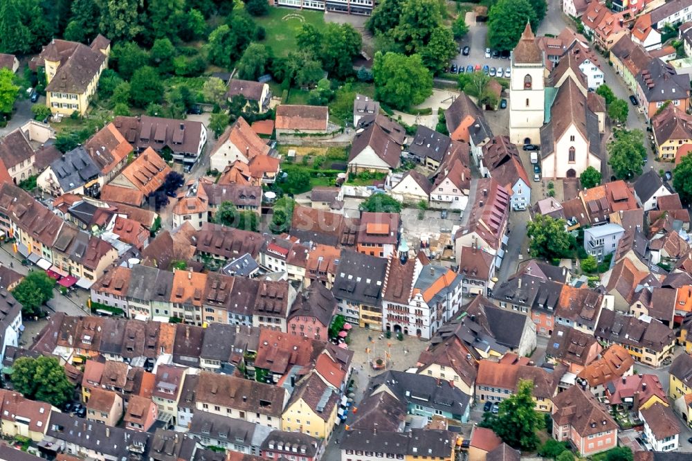 Luftbild Staufen im Breisgau - Ortsansicht mit Rathaus Platz in Staufen im Breisgau im Bundesland Baden-Württemberg