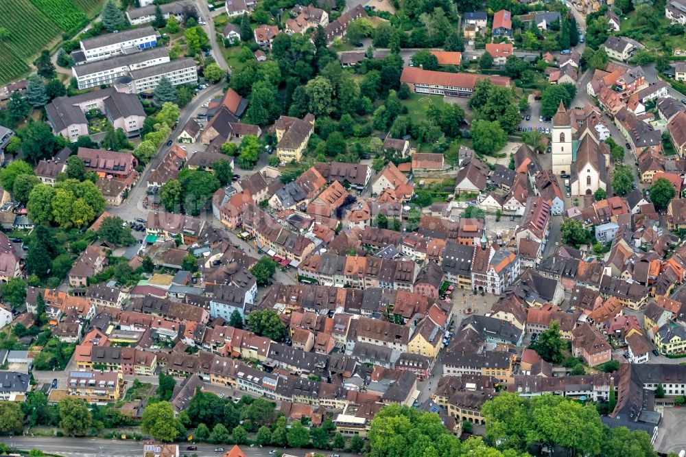 Luftaufnahme Staufen im Breisgau - Ortsansicht mit Rathaus Platz in Staufen im Breisgau im Bundesland Baden-Württemberg