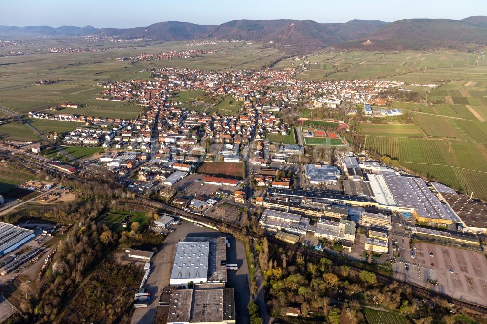 Luftbild Edenkoben - Ortsansicht in der Rheinebene vor dem Haardtrand des Pfälzerwalds in Edenkoben im Bundesland Rheinland-Pfalz, Deutschland