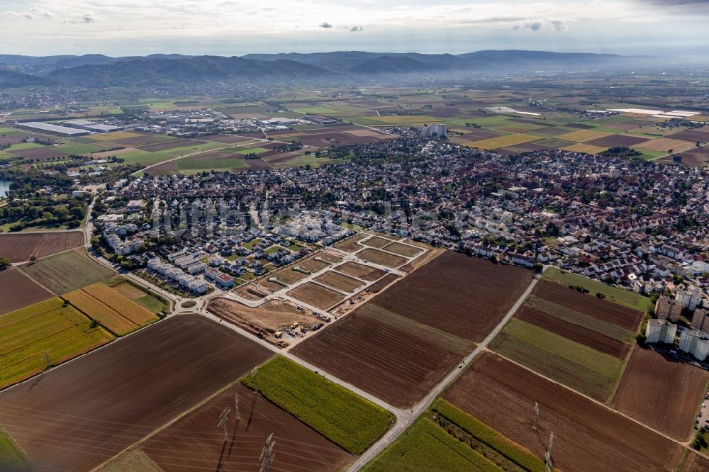 Luftaufnahme Heddesheim - Ortsansicht in der Rheinebene vor den Hängen des Odenwalds in Heddesheim im Bundesland Baden-Württemberg, Deutschland