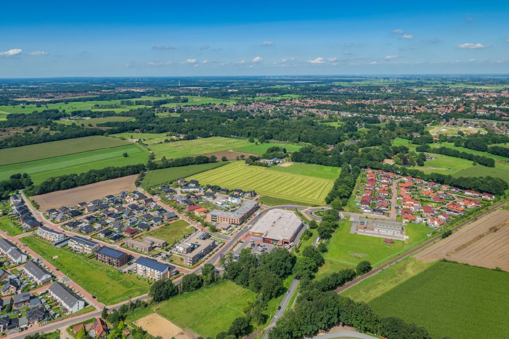 Luftbild Stade - Ortsansicht von Riensförde Heidesiedlung mir dem Famila Lebensmittelmarkt im Bundesland Niedersachsen, Deutschland
