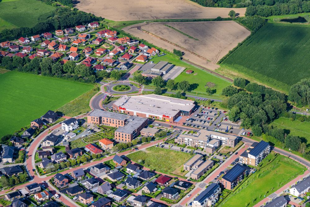 Luftaufnahme Stade - Ortsansicht von Riensförde Heidesiedlung mir dem Famila Lebensmittelmarkt im Bundesland Niedersachsen, Deutschland