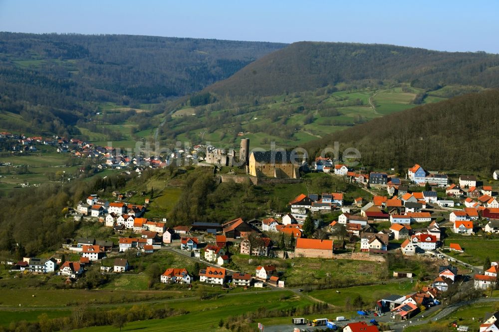 Schwarzenfels von oben - Ortsansicht und Ruine der ehemaligen Burganlage in Schwarzenfels im Bundesland Hessen, Deutschland