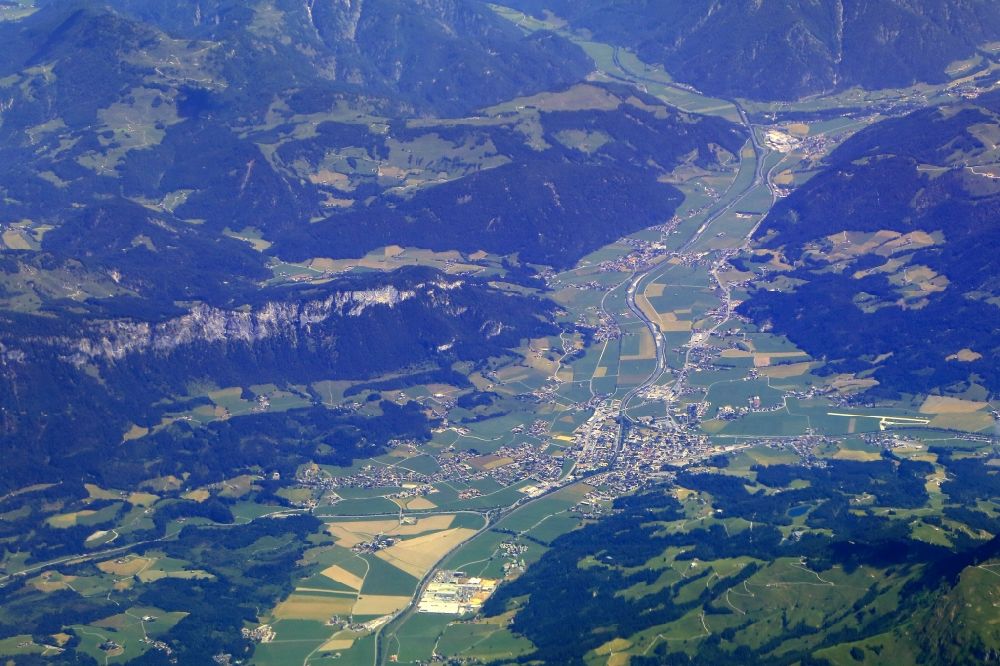 Sankt Johann in Tirol von oben - Ortsansicht von Sankt Johann in Tirol im Leukental in Tirol, Österreich