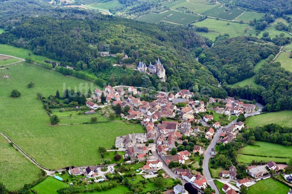 Luftaufnahme La Rochepot - Ortsansicht mit Schloss in La Rochepot in Bourgogne-Franche-Comte, Frankreich