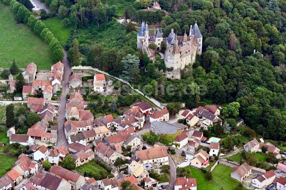 La Rochepot von oben - Ortsansicht mit Schloss in La Rochepot in Bourgogne-Franche-Comte, Frankreich