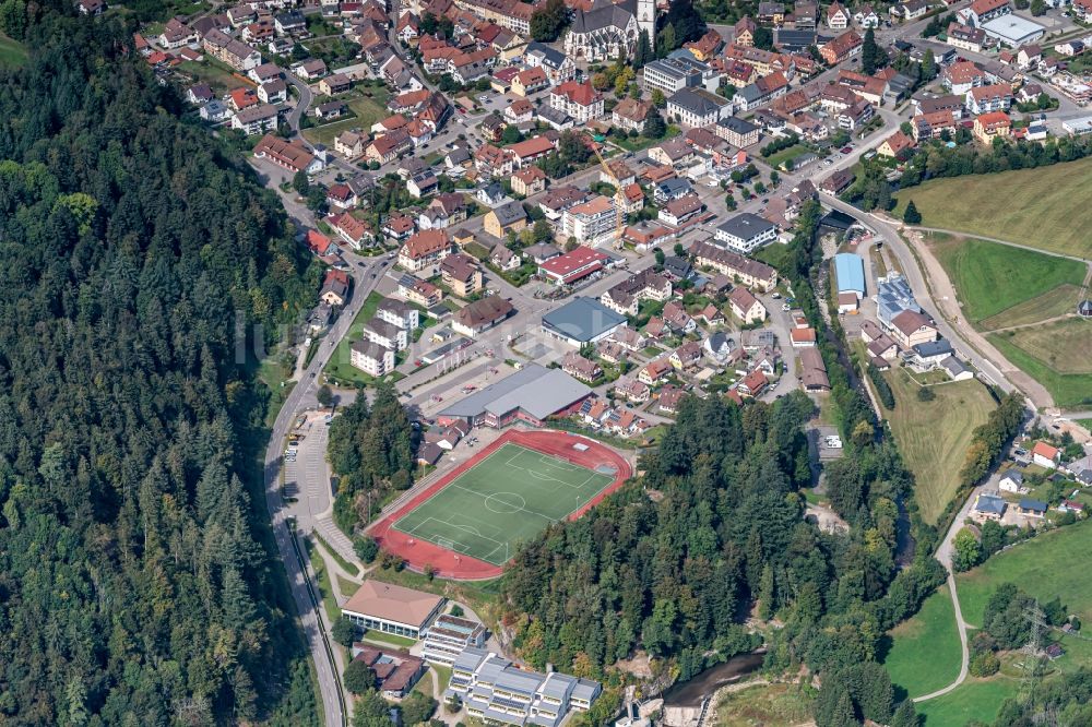 Schönau im Schwarzwald aus der Vogelperspektive: Ortsansicht mit Sportplatz in Schönau im Schwarzwald im Bundesland Baden-Württemberg, Deutschland