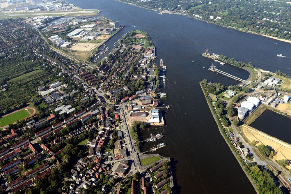 Luftbild Hamburg - Ortsansicht von dem Stadtteil Finkenwerder am Ufer des Fluß- Verlaufs der Elbe in Hamburg