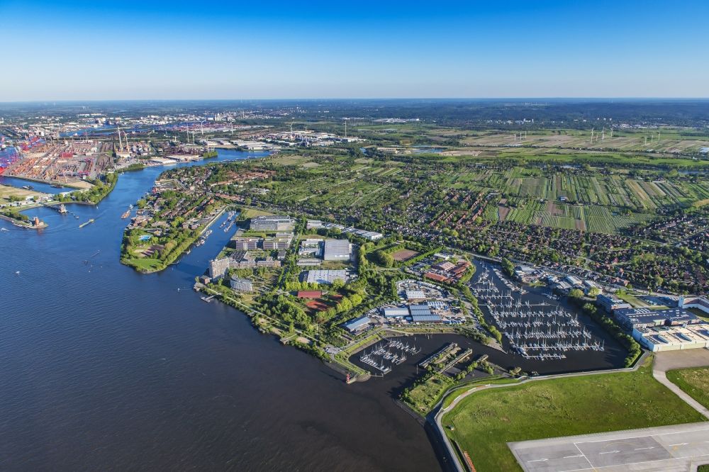 Luftaufnahme Hamburg - Ortsansicht von dem Stadtteil Finkenwerder am Ufer des Fluß- Verlaufs der Elbe in Hamburg