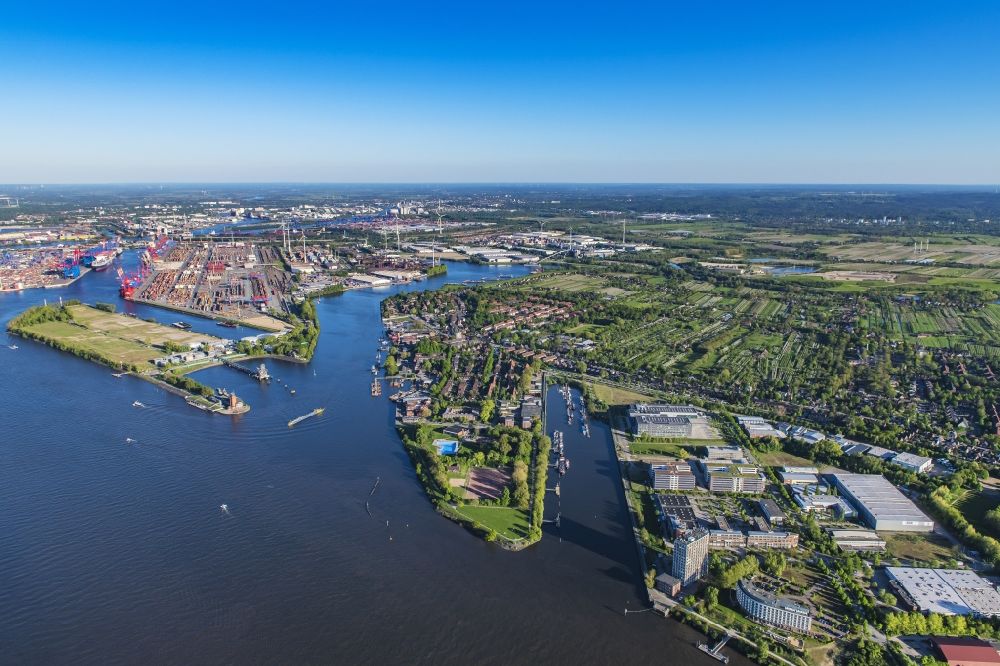 Hamburg von oben - Ortsansicht von dem Stadtteil Finkenwerder am Ufer des Fluß- Verlaufs der Elbe in Hamburg