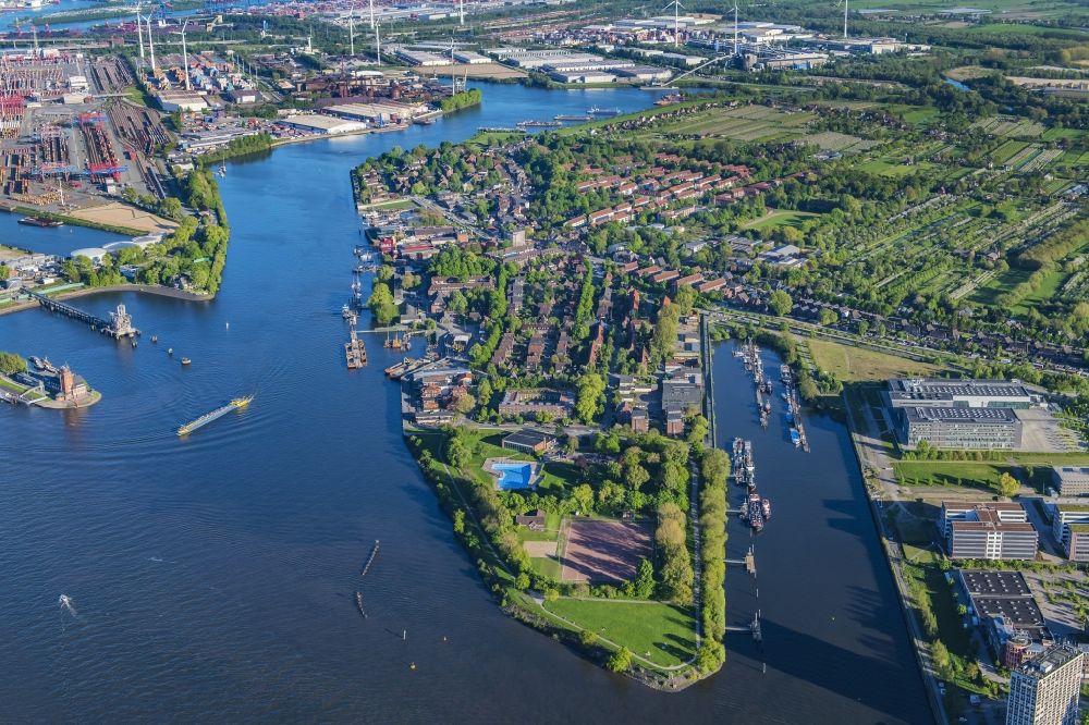Hamburg von oben - Ortsansicht von dem Stadtteil Finkenwerder am Ufer des Fluß- Verlaufs der Elbe in Hamburg