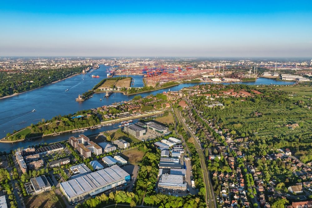 Hamburg aus der Vogelperspektive: Ortsansicht von dem Stadtteil Finkenwerder am Ufer des Fluß- Verlaufs der Elbe in Hamburg