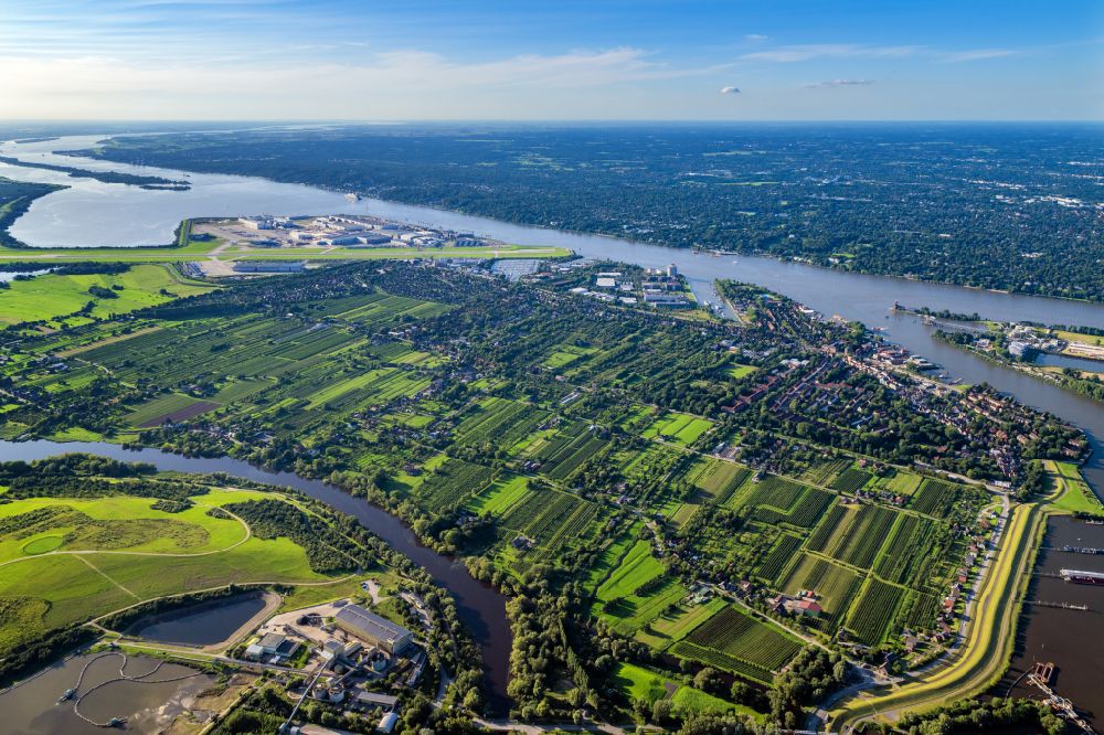 Hamburg aus der Vogelperspektive: Ortsansicht von dem Stadtteil Finkenwerder am Ufer des Fluß- Verlaufs der Elbe in Hamburg