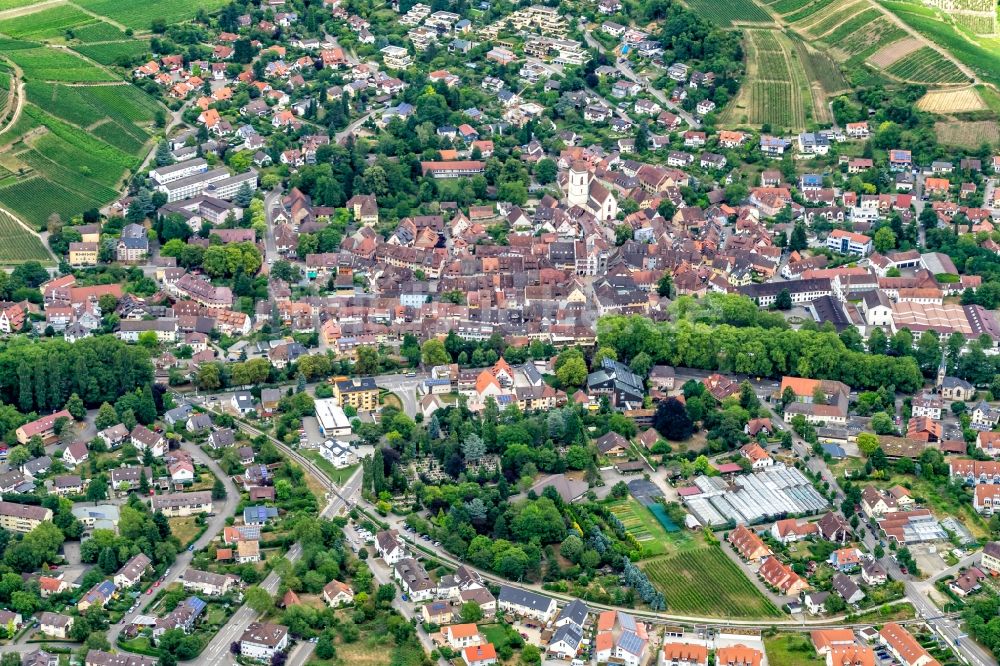 Luftaufnahme Staufen im Breisgau - Ortsansicht in Staufen im Breisgau im Bundesland Baden-Württemberg, Deutschland