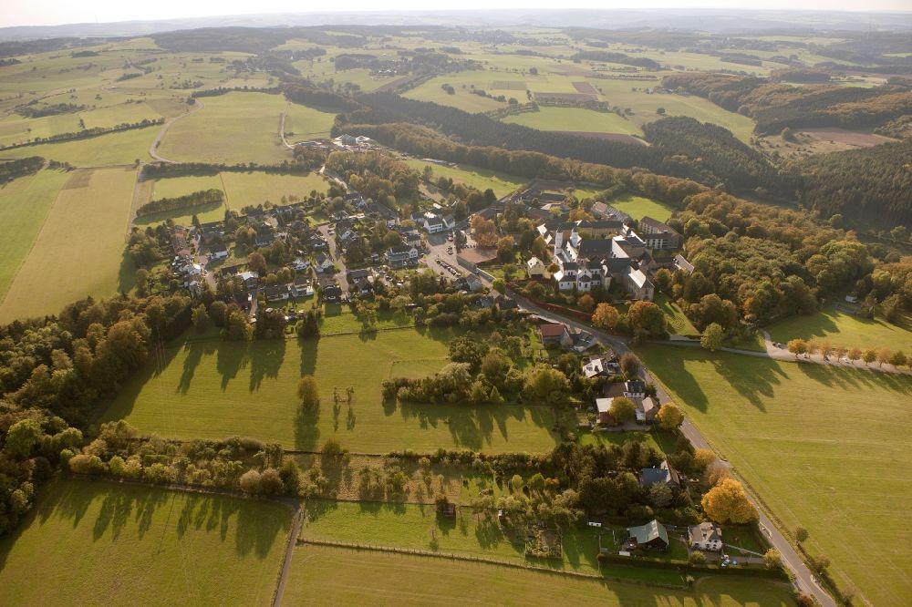 Kall OT Steinfeld aus der Vogelperspektive: Ortsansicht von Steinfelld in Kall im Bundesland Nordrhein-Westfalen