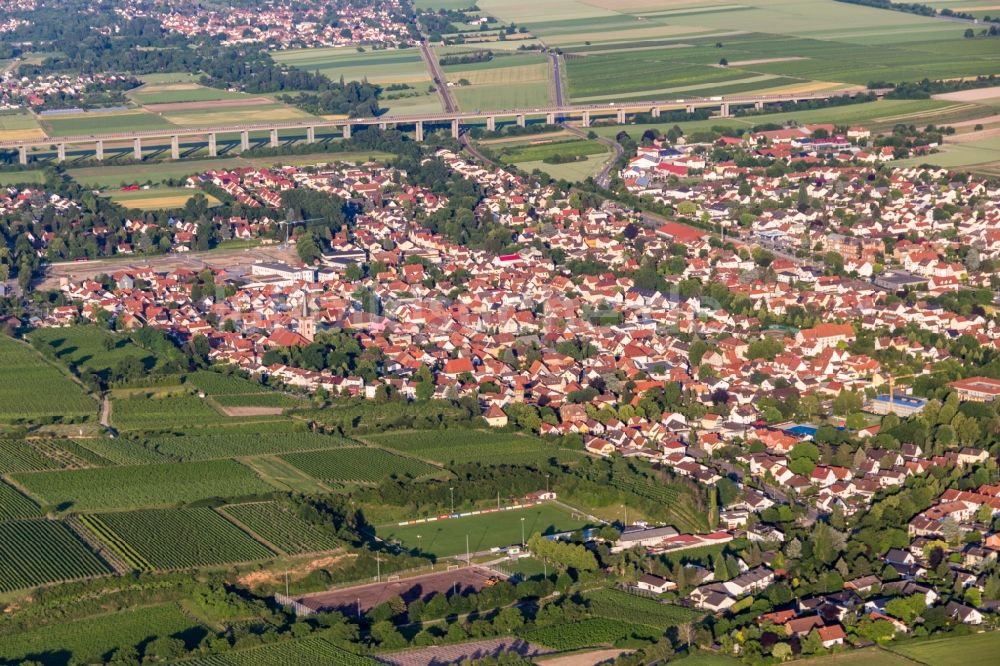 Pfeddersheim von oben - Ortsansicht vor der auf Stelzen verlaufenden A65 in Pfeddersheim im Bundesland Rheinland-Pfalz, Deutschland