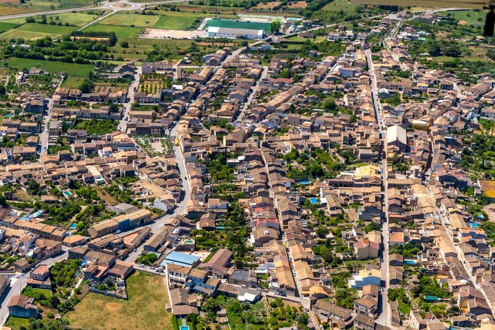 Luftbild Llubi - Ortsansicht der Straßen und Häuser der Wohngebiete in Llubí Mallorca auf der balearischen Mittelmeerinsel Mallorca, Spanien