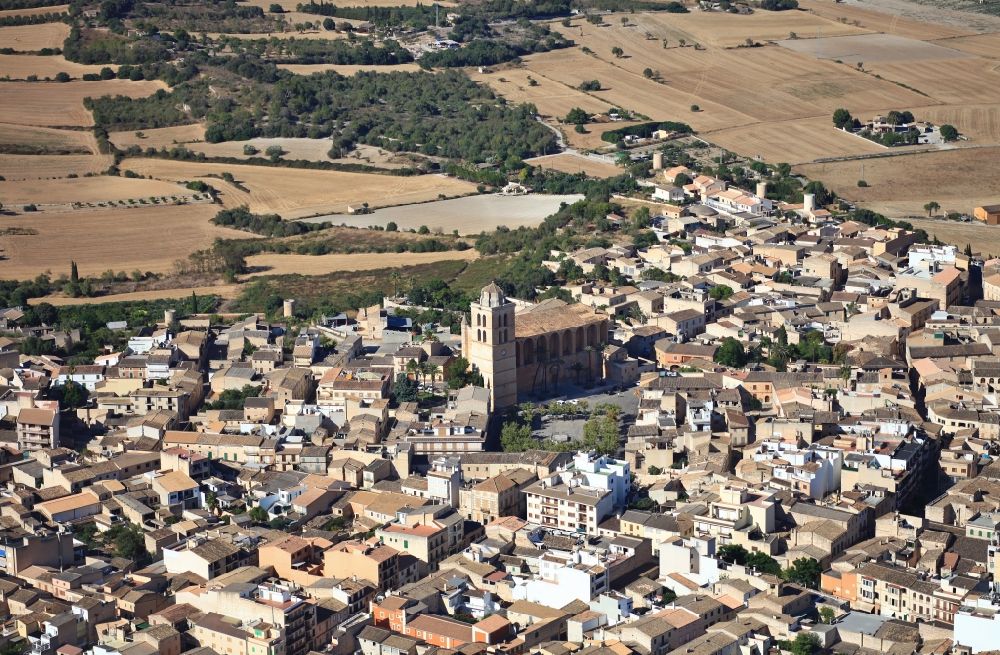 Muro von oben - Ortsansicht der Straßen und Häuser der Wohngebiete in Muro Mallorca auf der balearischen Mittelmeerinsel Mallorca, Spanien