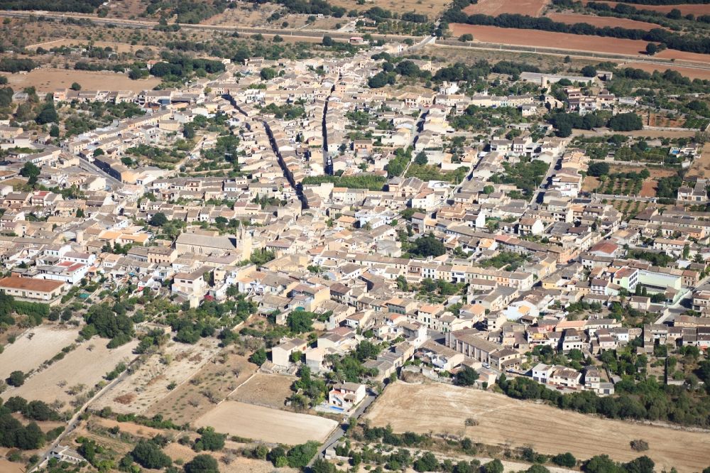 Luftaufnahme Llubí - Ortsansicht der Straßen und Häuser der Wohngebiete in Llubí Mallorca auf der balearischen Mittelmeerinsel Mallorca, Spanien