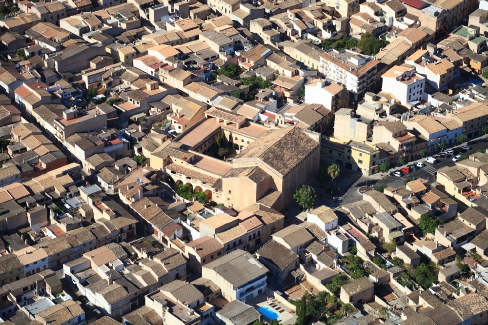 Muro aus der Vogelperspektive: Ortsansicht der Straßen und Häuser der Wohngebiete in Muro Mallorca auf der balearischen Mittelmeerinsel Mallorca, Spanien