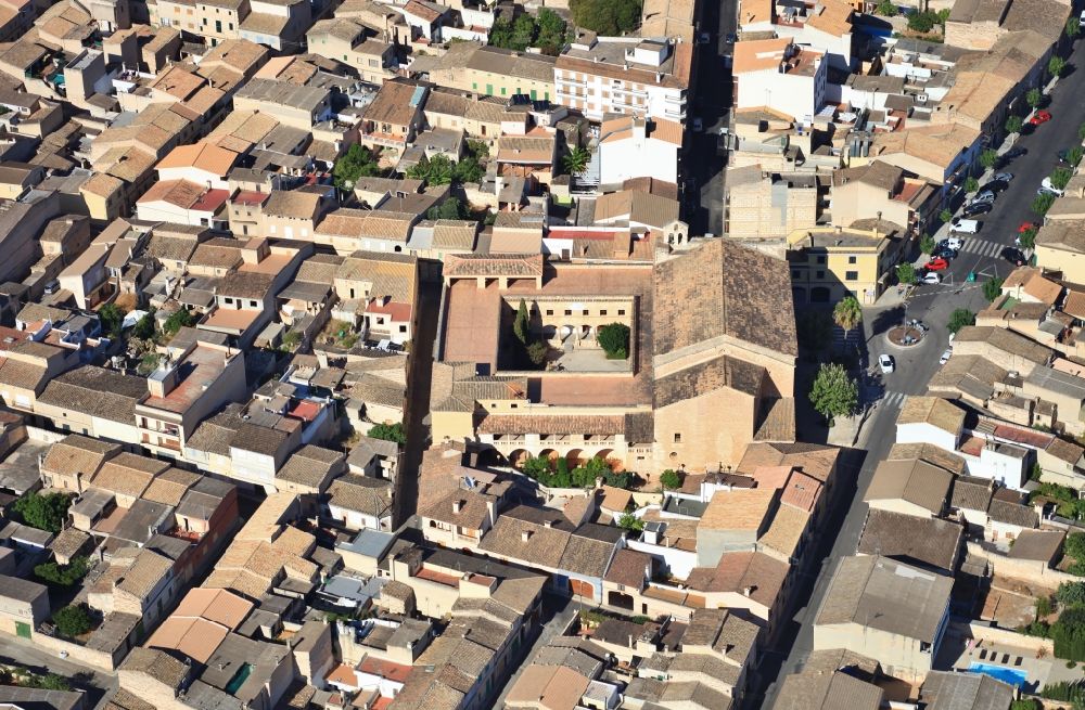 Luftbild Muro - Ortsansicht der Straßen und Häuser der Wohngebiete in Muro Mallorca auf der balearischen Mittelmeerinsel Mallorca, Spanien