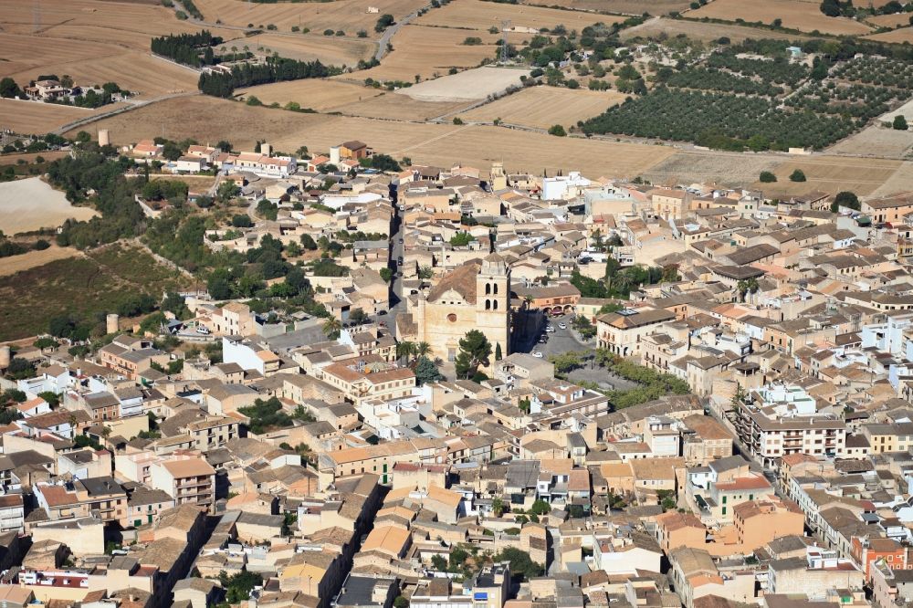 Luftaufnahme Muro - Ortsansicht der Straßen und Häuser der Wohngebiete in Muro Mallorca auf der balearischen Mittelmeerinsel Mallorca, Spanien