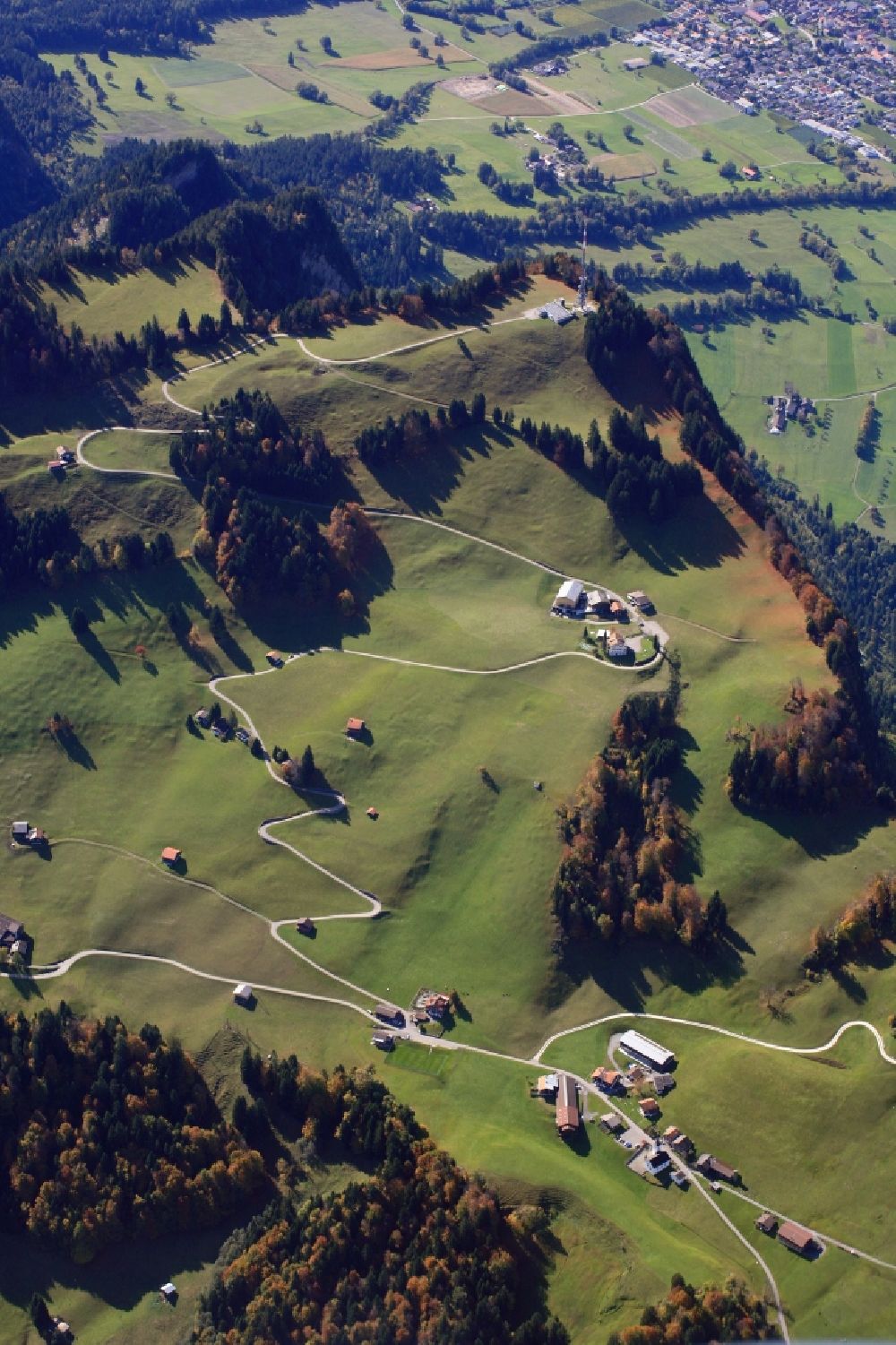 Luftaufnahme Valzeina - Ortsansicht der Streusiedlung in den Schweizer Alpen in Valzeina im Kanton Graubünden, Schweiz