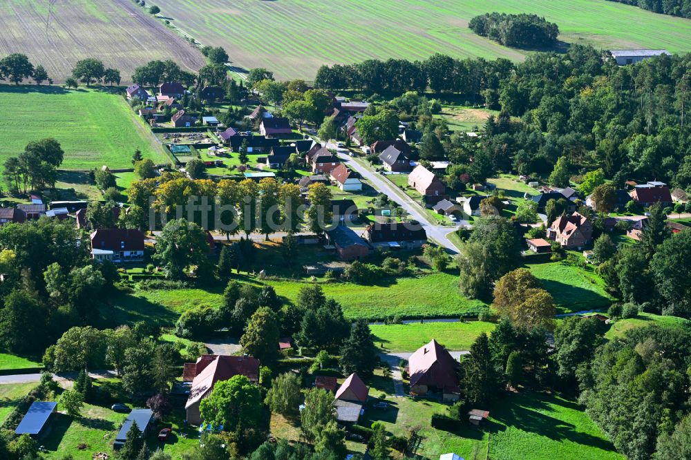 Strohkirchen von oben - Ortsansicht in Strohkirchen entlang der Straße Feldweg im Bundesland Mecklenburg-Vorpommern, Deutschland