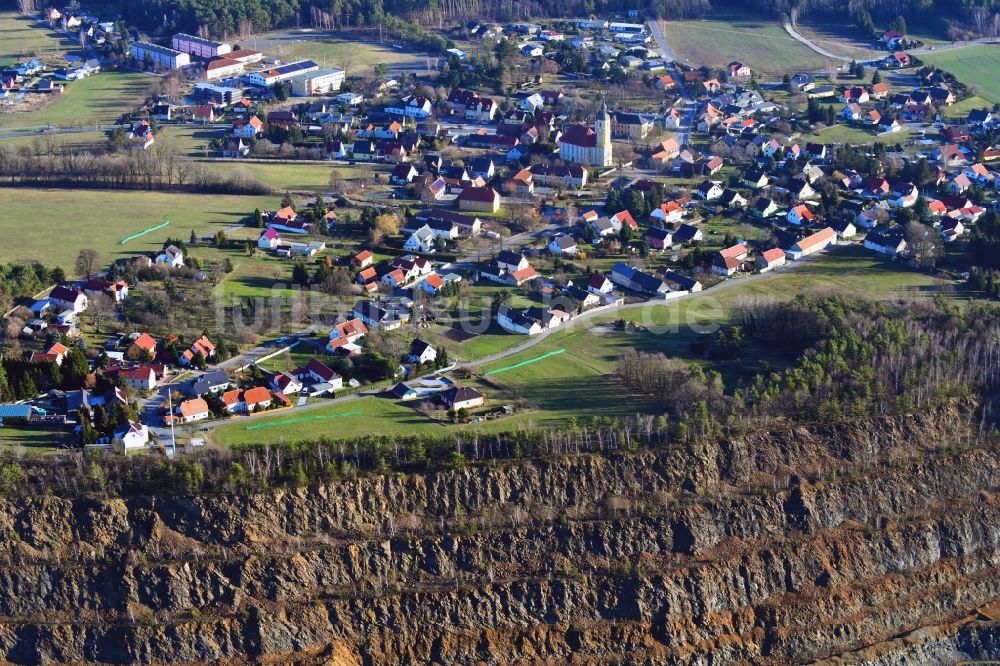 Oßling aus der Vogelperspektive: Ortsansicht am Tagebau- Rand in Oßling im Bundesland Sachsen, Deutschland
