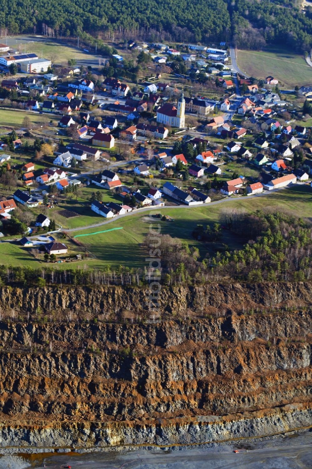 Luftbild Oßling - Ortsansicht am Tagebau- Rand in Oßling im Bundesland Sachsen, Deutschland