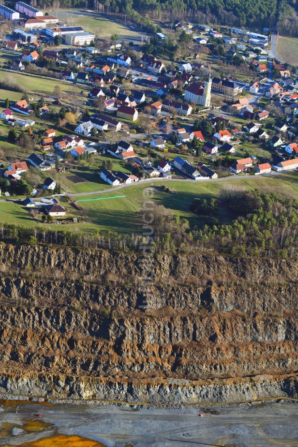 Luftaufnahme Oßling - Ortsansicht am Tagebau- Rand in Oßling im Bundesland Sachsen, Deutschland