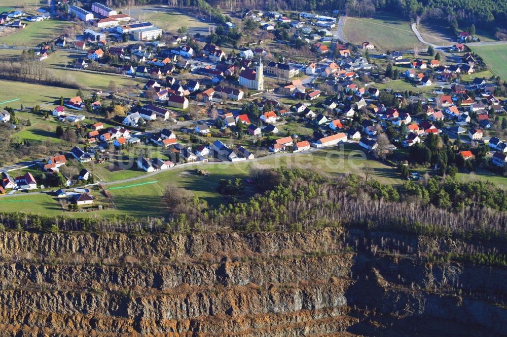 Oßling von oben - Ortsansicht am Tagebau- Rand in Oßling im Bundesland Sachsen, Deutschland