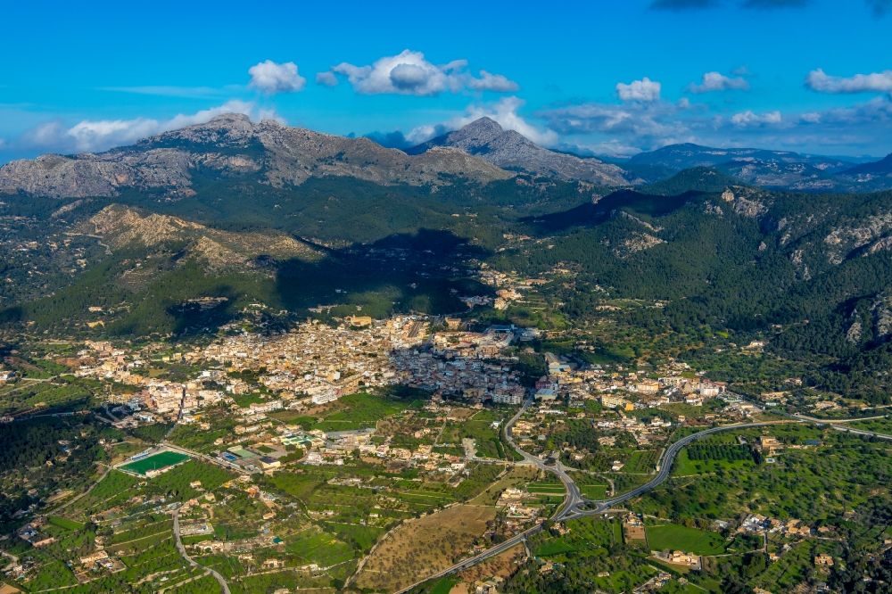 Andratx aus der Vogelperspektive: Ortsansicht im Talbereich in Andratx in Balearische Insel Mallorca, Spanien
