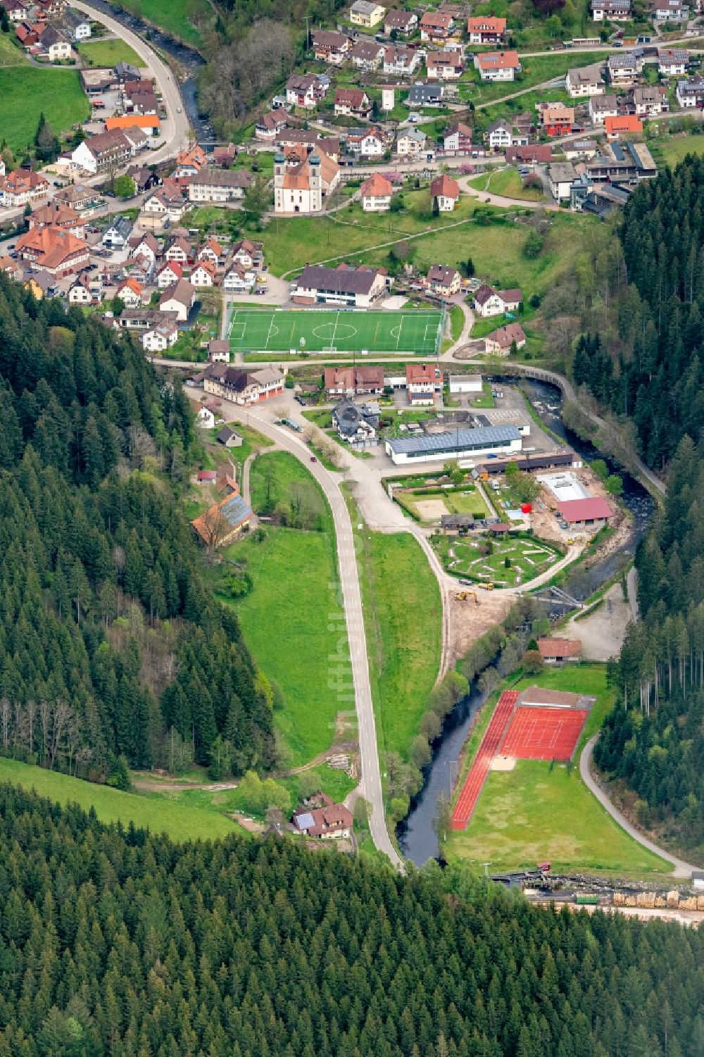 Luftaufnahme Bad Rippoldsau-Schapbach - Ortsansicht im Talbereich in Bad Rippoldsau-Schapbach im Bundesland Baden-Württemberg, Deutschland