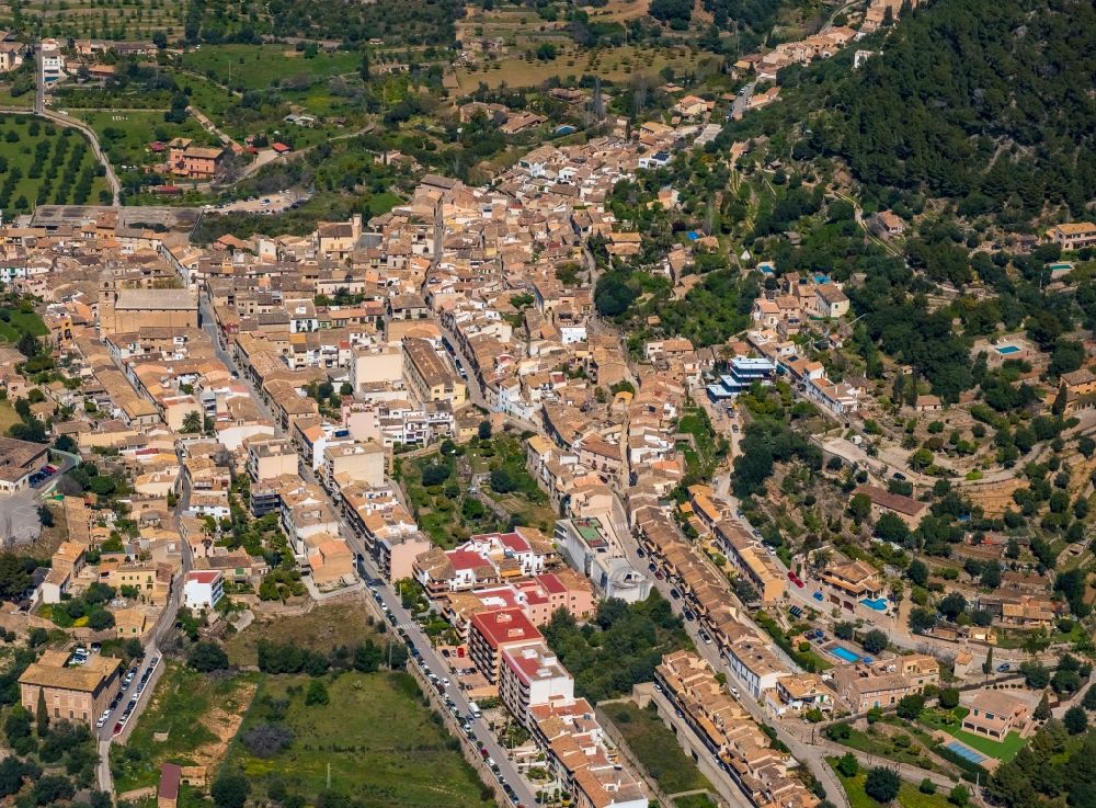 Bunyola von oben - Ortsansicht im Talbereich in Bunyola in Balearische Insel Mallorca, Spanien