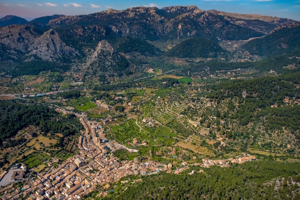 Luftaufnahme Bunyola - Ortsansicht im Talbereich in Bunyola in Balearische Insel Mallorca, Spanien