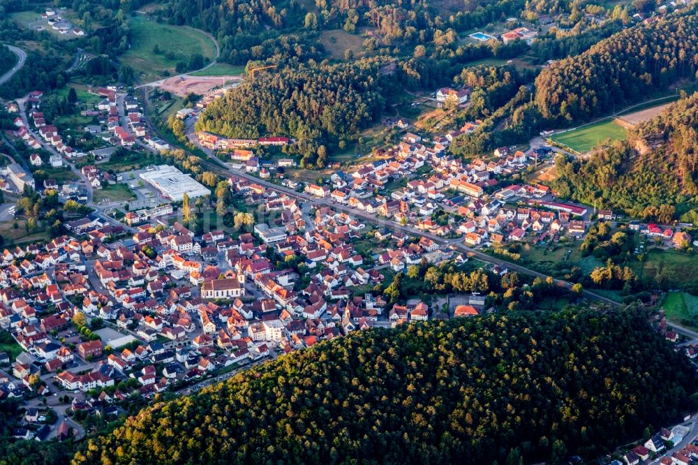 Dahn aus der Vogelperspektive: Ortsansicht im Talbereich in Dahn im Bundesland Rheinland-Pfalz, Deutschland