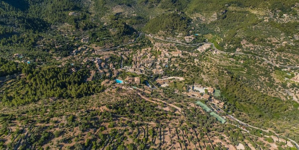 Luftaufnahme Deia - Ortsansicht im Talbereich in Deia in Balearische Insel Mallorca, Spanien