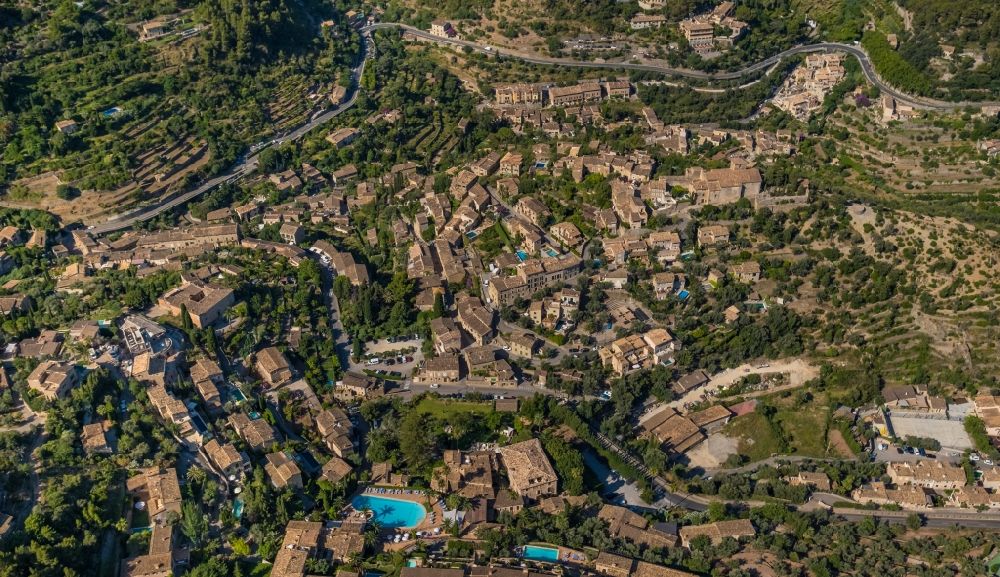 Deia von oben - Ortsansicht im Talbereich in Deia in Balearische Insel Mallorca, Spanien